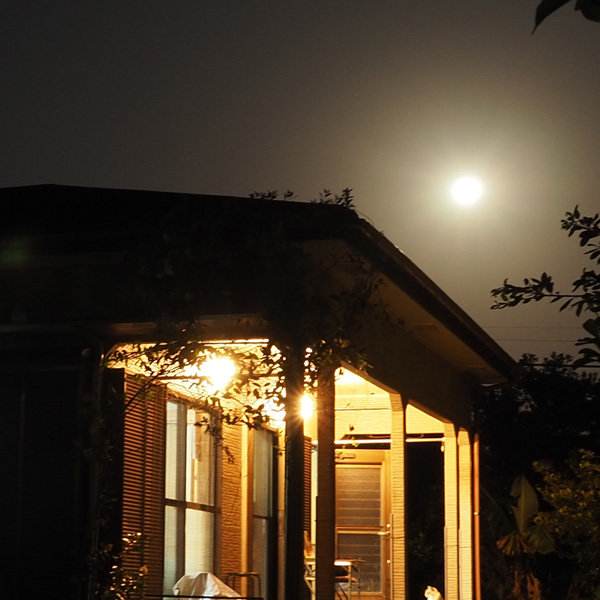 こうりゅう館と満月